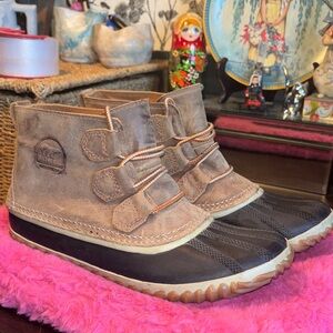 EUC Sorel Women's Out 'N About duck boots, which feature a waterproof full-grain